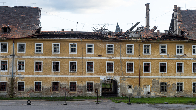 Největší kasárenský objekt v Terezíně je dlouhodobě v dezolátním stavu, propadlina v části střechy poničené při vichřici v roce 2017 se nyní dál rozšířila.