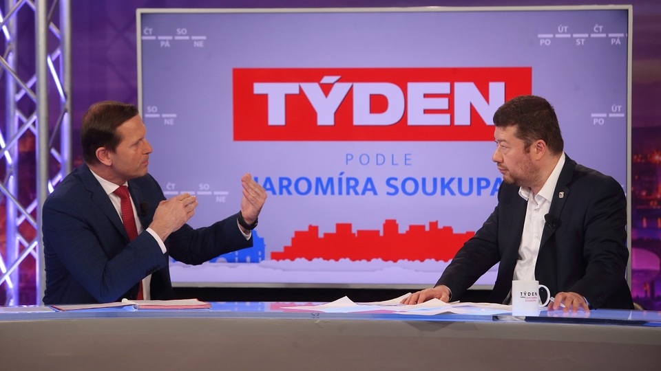 Moderátor pořadu Jaromír Soukup a předseda SPD Tomio Okamura.