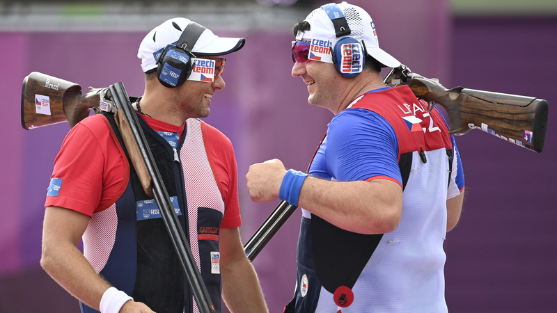 Čeští brokoví střelci Jiří Lipták a David Kostelecký si podmanili olympijskou soutěž v trapu. 