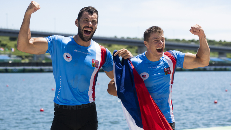 Letní olympijské hry Tokio 2020, 5. srpna 2021. Rychlostní kanoistika, K2, 1000 m muži - finále. Zleva Josef Dostál a Radek Šlouf  z ČR se radují ze zisku bronzových medailí.