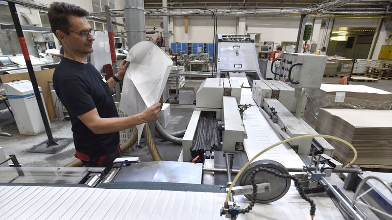 Tiskař Peter Škojec kontroloval 30. srpna 2021 volební lístky k volbám do Poslanecké sněmovny, které začala tisknout  břeclavská firma Moraviapress.