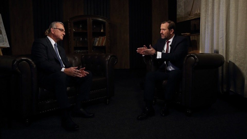 Moderátor pořadu Jaromír Soukup a bývalý poslanec Miroslav Kalousek (TOP 09).