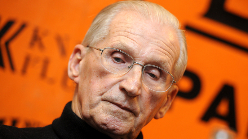 Bývalý předseda československé vlády Lubomír Štrougal na snímku z 5. ledna 2012. Žalobci se musejí znovu zabývat případem Štrougala a dalšího bývalého vrcholného představitele komunistického režimu Vratislava Vajnara. Stíhání za mrtvé a zraněné na hranicích totalitního Československa žalobci původně zastavili. Podle Ústavního soudu to bylo předčasné.