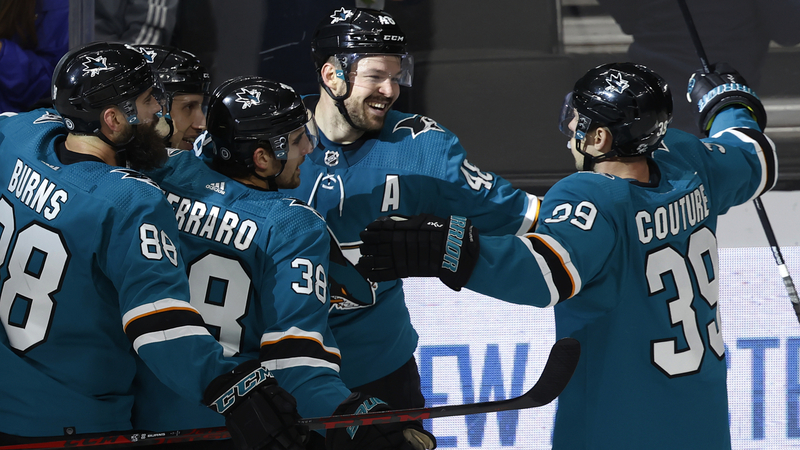 Tomáš Hertl se raduje ze vstřelené branky.