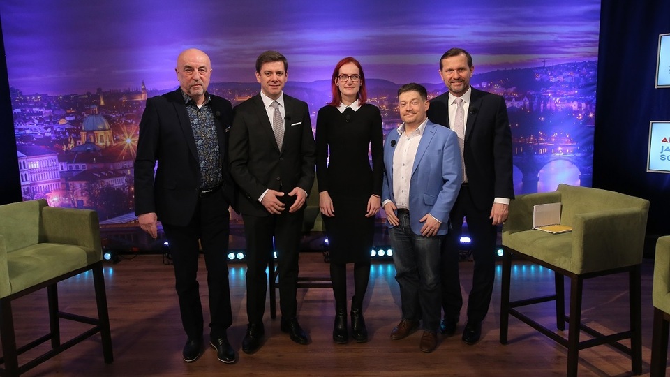 Moderátor pořadu Jaromír Soukup se svými hosty.