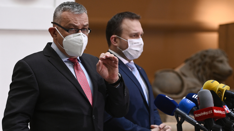 Zprava ministr práce a sociálních věcí Marian Jurečka (KDU-ČSL) a ministr průmyslu a obchodu Jozef Síkela (za STAN) vystoupili 17. února 2022 v Praze na tiskové konferenci k vládní pomoci domácnostem a firmám s vysokými cenami energií.