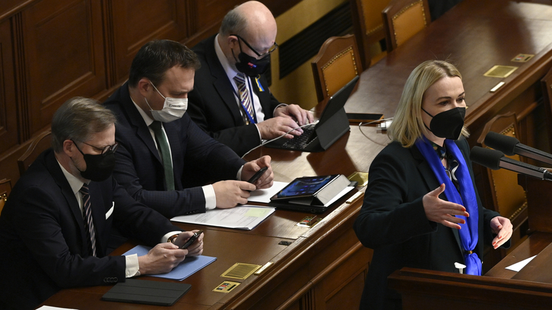 Ministryně obrany Jana Černochová hovoří 2. března 2022 v Praze na schůzi Poslanecké sněmovny.