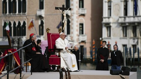 Papež František zavítal do Benátek, jako první navštívil ženskou věznici 