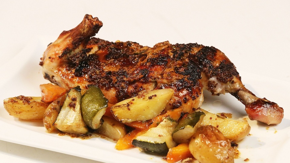 Kořeněné kuře s nádivkou, pečený pastiňák a brambory