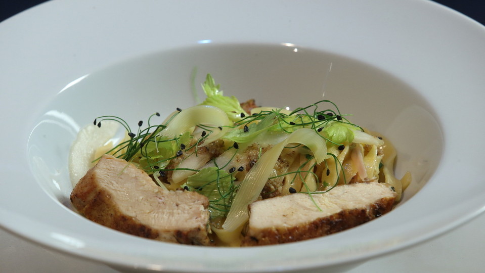 Tagliatelle s Comte, šalotkami, ořechovým olejem a hruškami