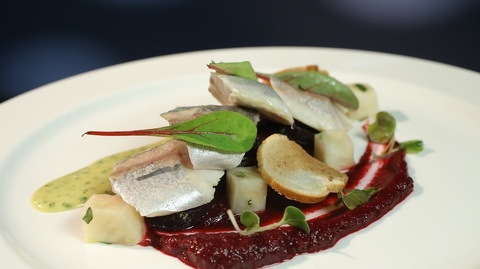 Marinovaná makrela s pečeným celerem, pyré z červené řepy a bylinková majonéza