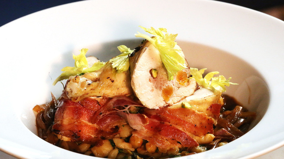 Nadívané kuřecí prso šalotkami a sušenými meruňkami