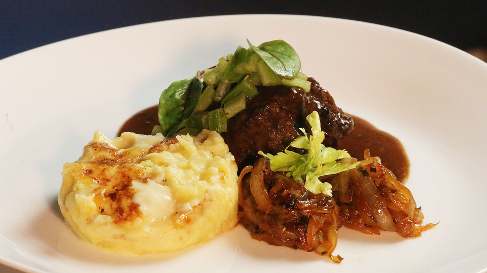 Brasírované hovězí žebro s karamelizovanou cibulí a pažitkou, bramborové pyré mont d or