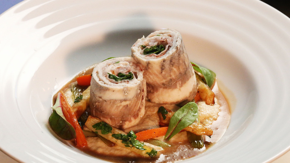 Rolka ze pstruha se sušenou šunkou, bylinkami, šalotkou a sherry vinaigret omáčkou