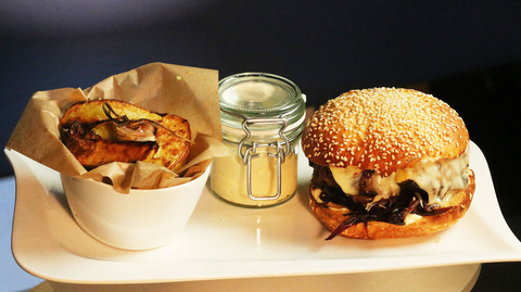 Burger s marinovanou cibulí, rozpečeným blaťáckým zlatem a fíkovou majonézou