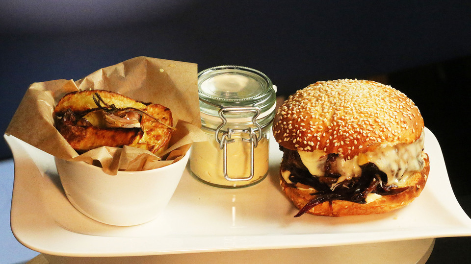 Burger s marinovanou cibulí, rozpečeným blaťáckým zlatem a fíkovou majonézou