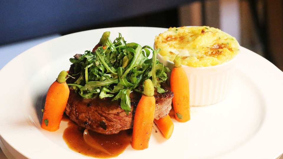Steak s koňakovou omáčkou, restovanou rukolou a šťouchanými bramborami se sýrem