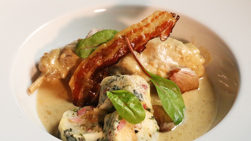 Králíčí konfit s pečeným česnekem a hlavičkovým knedlíčkem