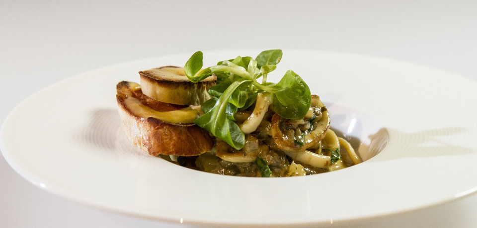 Plná pánev pečených mořských plodů s cibulovou bagetou