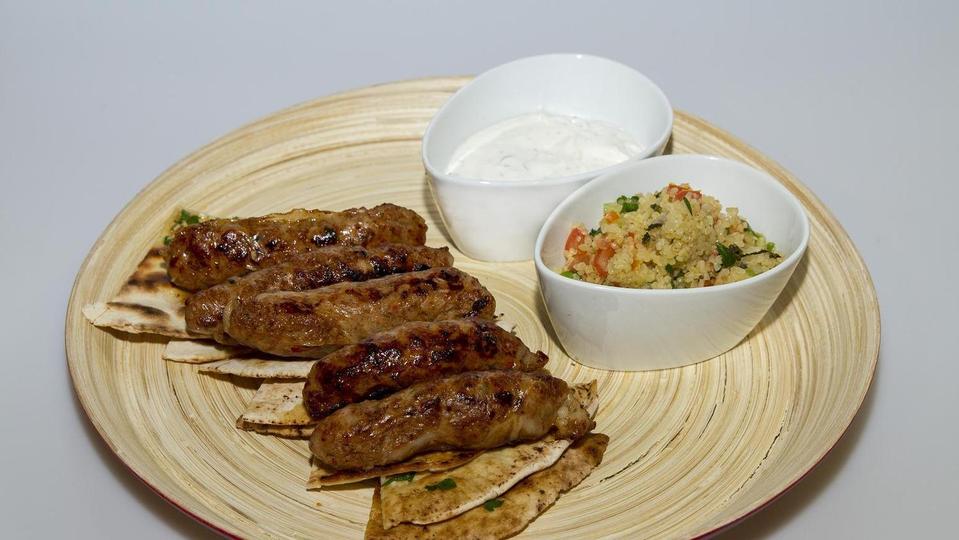 Jehněčí s tabouleh salátem a mátovým jogurtem