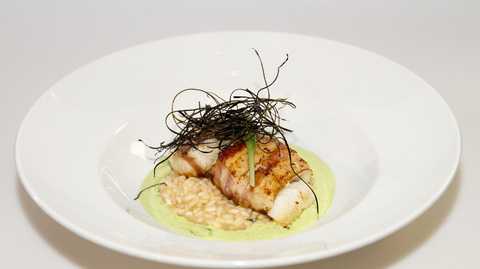 Pečený halibut s bylinkovým rizotem a smetanovým pórkem