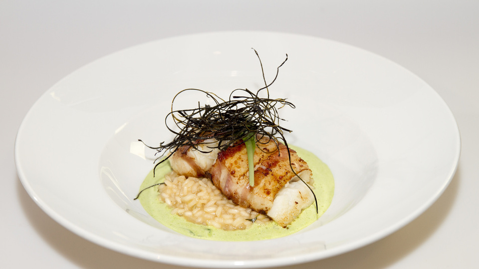 Pečený halibut s bylinkovým rizotem a smetanovým pórkem