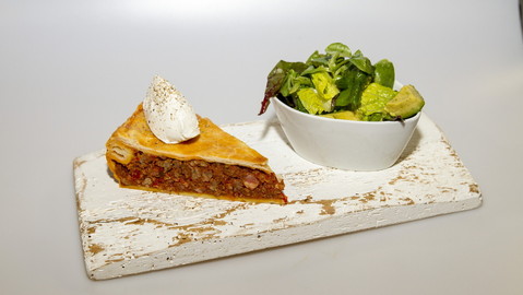 Pečený koláč s masovou náplní, listový salát s avokádem a domácí lučinou