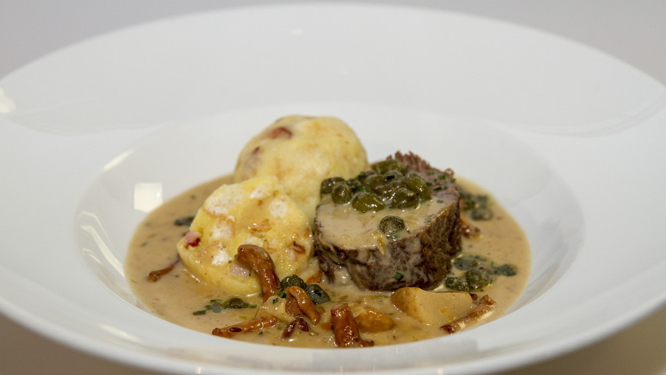 Hovězí krk s hříbkovou omáčkou a štýrským knedlíčkem