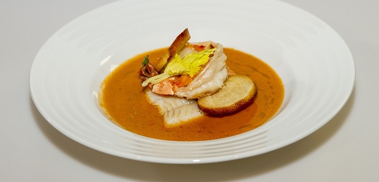 Středozemní rybí polévka s pečenými garnelami a krutóny