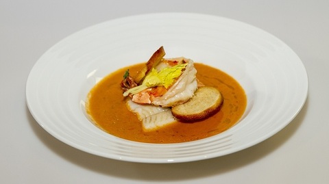 Středozemní rybí polévka s pečenými garnelami a krutóny