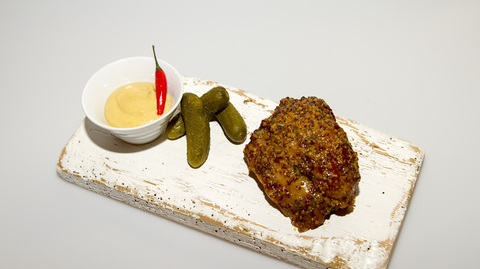 Šunkové kolínko s hráškovým pyré a salátem z nakládaných okurek