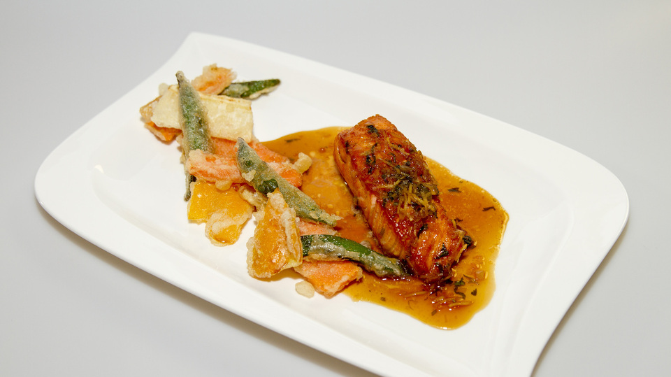 Losos se zeleninovou tempurou a kořeněnou omáčkou