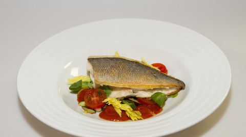 Pražma královská s gaspacho omáčkou, zelenými fazolkami, cizrnou a lilkem