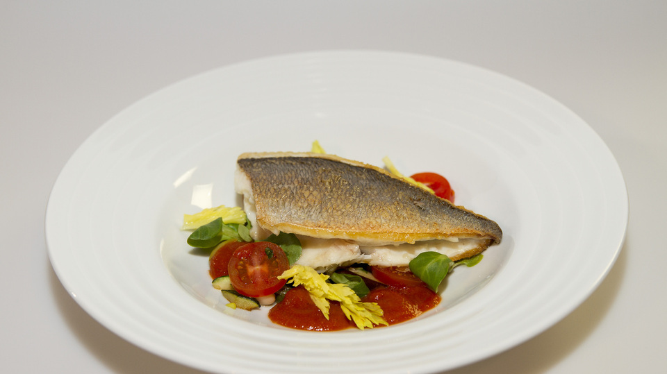 Pražma královská s gaspacho omáčkou, zelenými fazolkami, cizrnou a lilkem