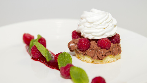 Malinová pěna, křehký piškot a bezé pusinky