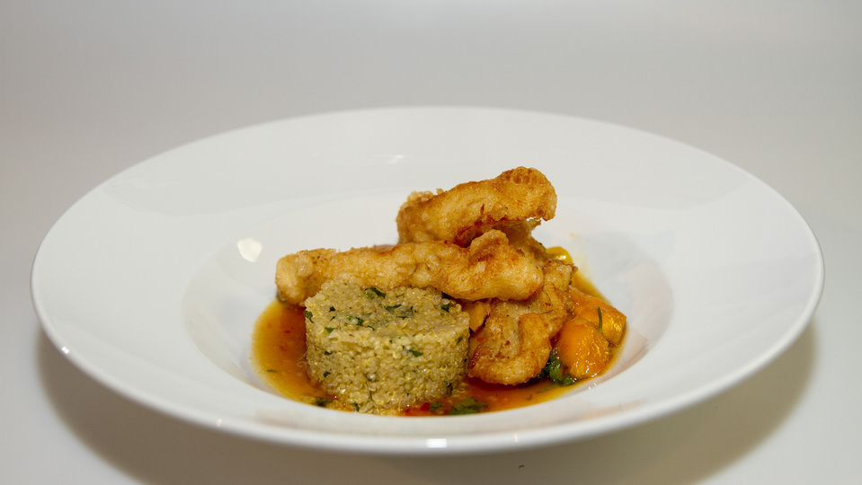 Sweet sour treska s chilli omáčkou, mangem, Quinoa salát a kokosové mango smoothies