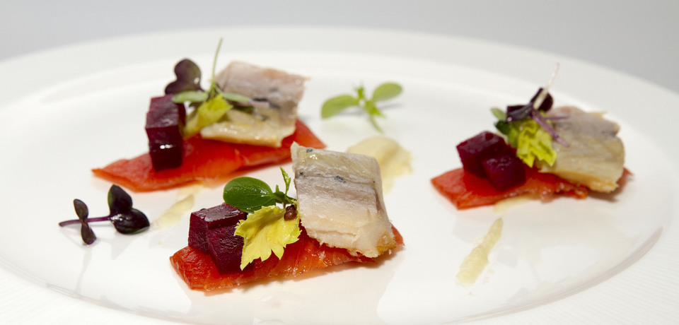 Křehký salát s kozím sýrem a marinovaný pstruh s jablečno křenovým pyré  