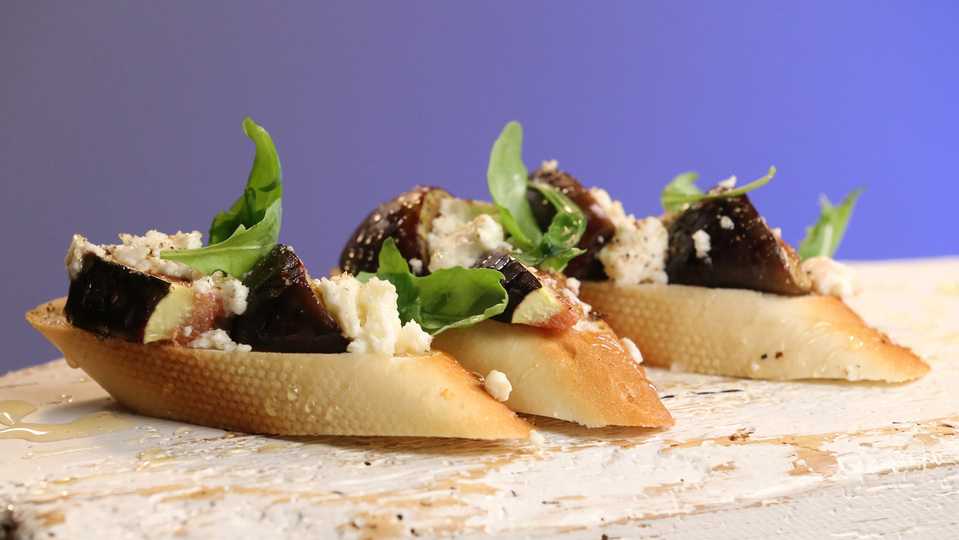 Kanapky z francouzské bagety s fíky, medem a kozím sýrem Vepřové kotletky s žampióny a piniemi s cuketovým koláčem