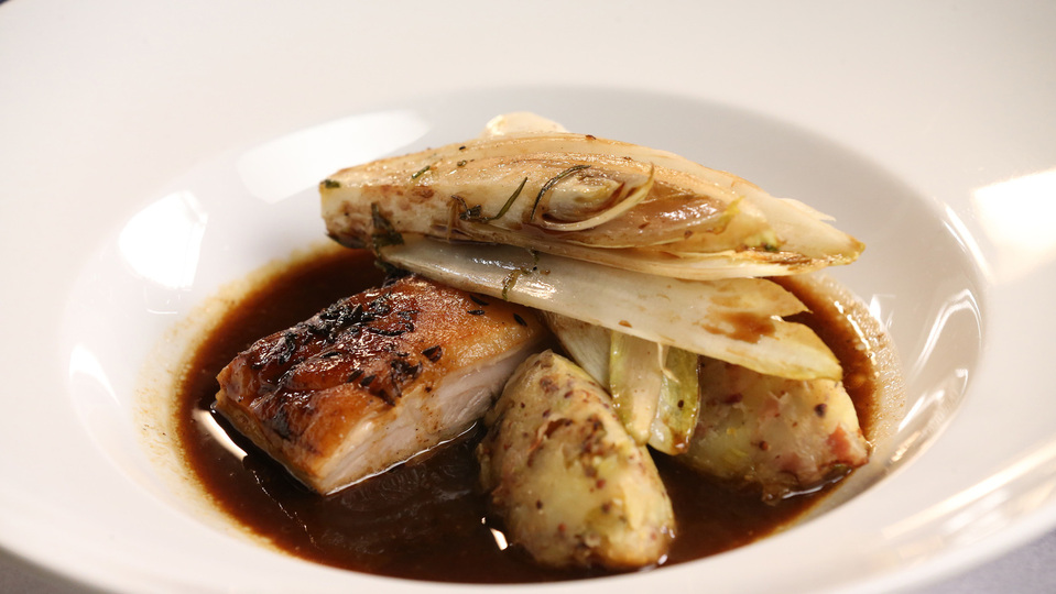 Křupavý vepřový bok, šťouchané brambory s petrželkou a dijonem, salát z pečené čekanky Pečené jablko s calvadosovým glazé