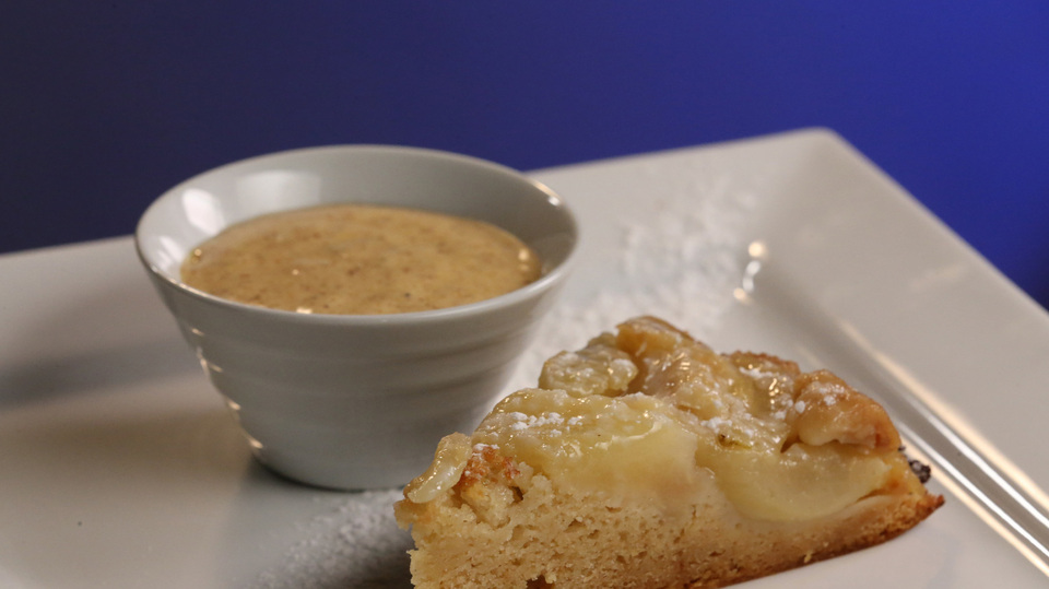 Gigotin z kuřecích stehen a šťouchané brambory s nakládanými cibulkami. Francouzský jablečný koláč