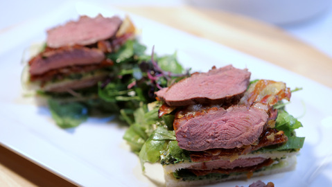 Sendvič s kachním masem, mesclun salát s křenem Sněhové pusinky s ovocným coulis a pistáciemi