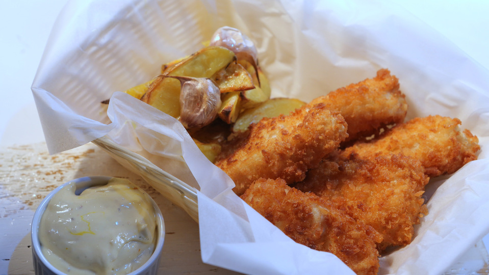 Fish and chips" a šafránová majonéza Banánový koláč