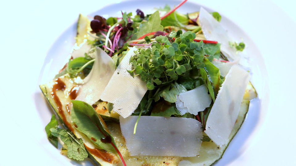 Cuketový salát s rukolou, mátou a pecorinem Pečené vepřové kotlety na medu se zázvorem, pečené brambory se zeleninou