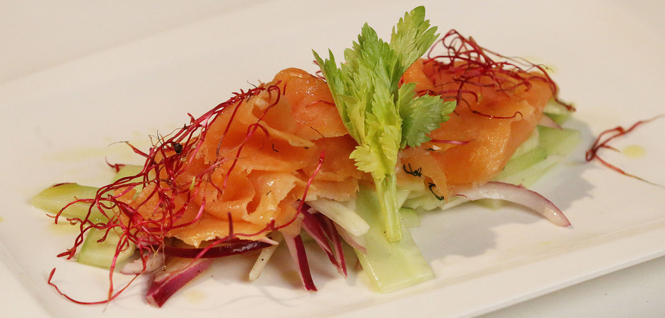 Marinovaný losos s fenyklovým salátkem. Losos s vlažným salátem z Quinoi a omáčkou Vierge