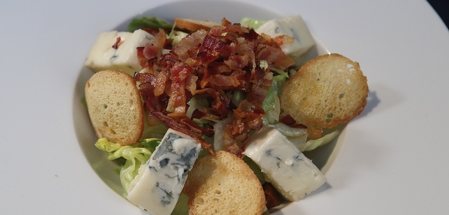 Ledový salát s gorgonzolou, sušenými tomaty, slaninou a krutony. Hovězí ragú na pivě s bramborovou fritátou 