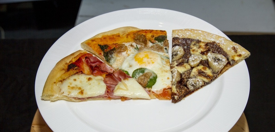 Dětská pizza. Toust s tvarohovou pomazánkou, vejcem a ředkvičkami(dětský týden)