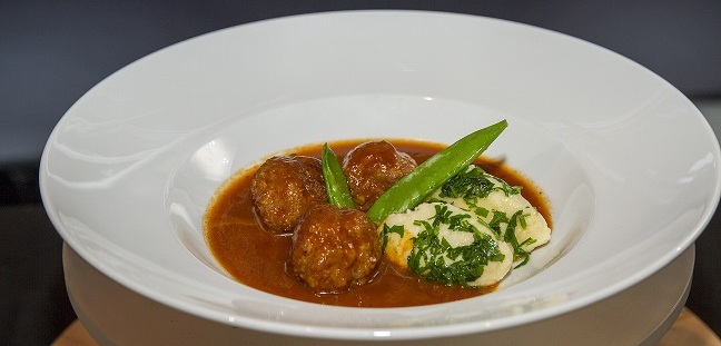 Rajská s masovými kuličkami a  máslovými noky 