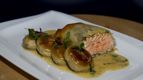 Losos v křehkém těstě s pórkem a restovaným žampionem 