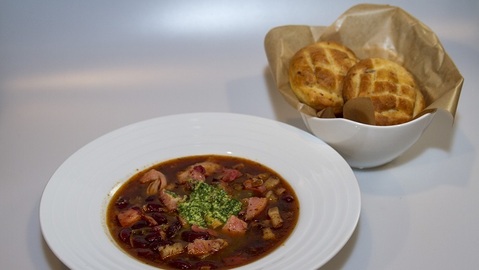 Fazolová polévka s uzeným žebrem a zakysanou smetanou