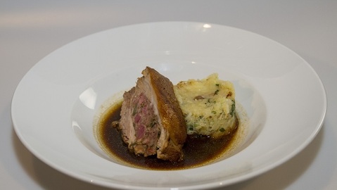 Plněný vepřový bok s lepenicí a kmínovou šťávou 